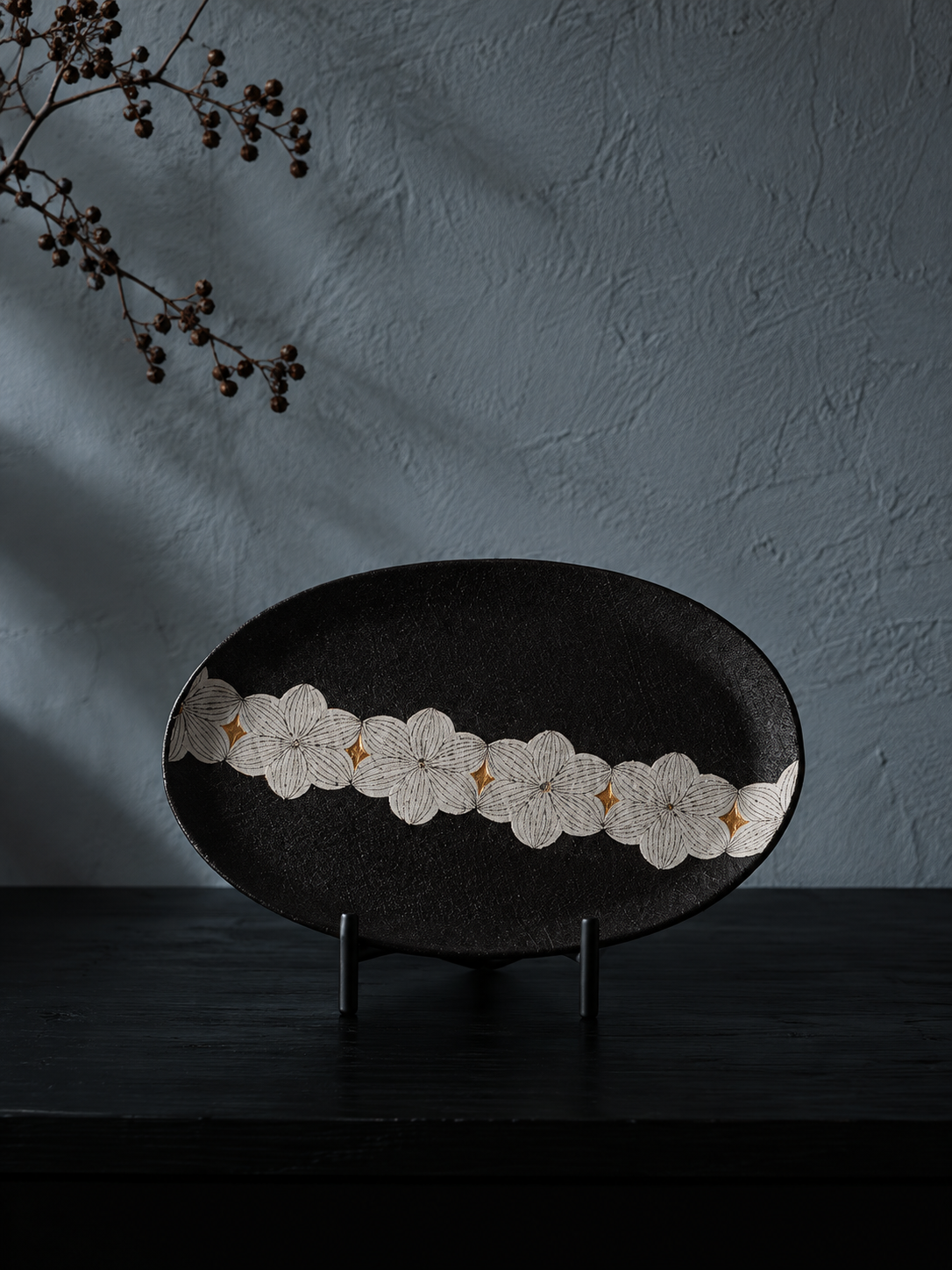 Sanbahuo Floral Tale oval stoneware platter in Black / White Floral.